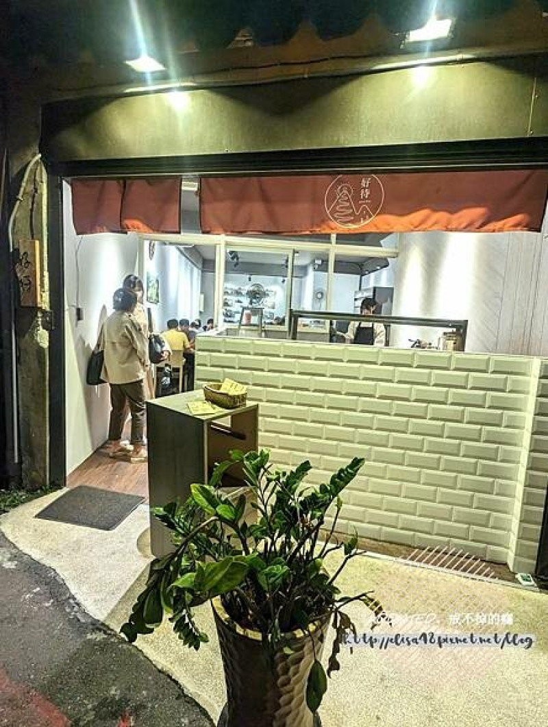 台北文山-[好待麵食館] 萬隆站2號出口轉彎秒抵達，文青舒適老宅空間改造，鮮甜紅燒牛肉麵與爽口開胃小菜，好吃溫暖台式麵飯小吃推薦