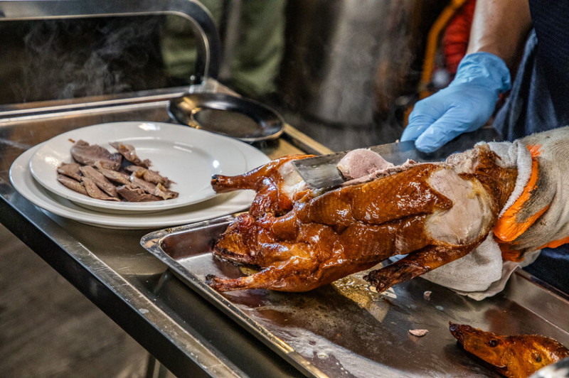 新北市汐止區陳平良烤鴨汐止店｜桌邊服務烤鴨秀，一鴨五吃外加滿桌菜！一人只要650元