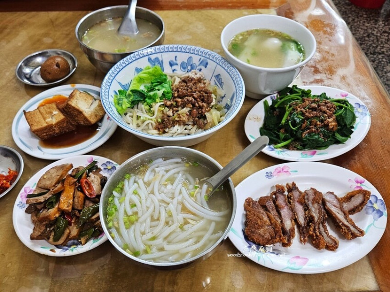 台南東區《台北口味 米粉湯》｜濃郁鮮香的台北口味米粉湯 香酥鹹甜紅糟肉｜懷念的台北滋味 道道都是人氣必點｜菜單