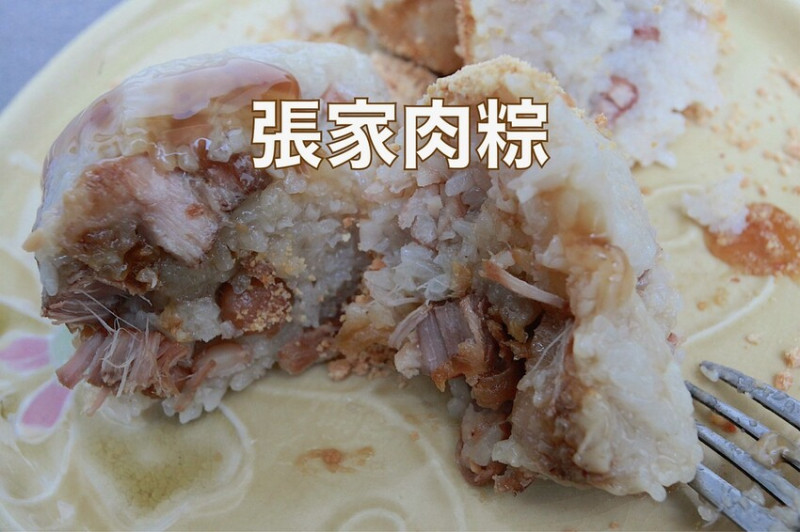 台南市麻豆區吃。台南美食｜麻豆區。「張家肉粽」飄香超過20年隱藏版古早味小吃，用料豐富口味道地の肉粽「張家肉粽」。