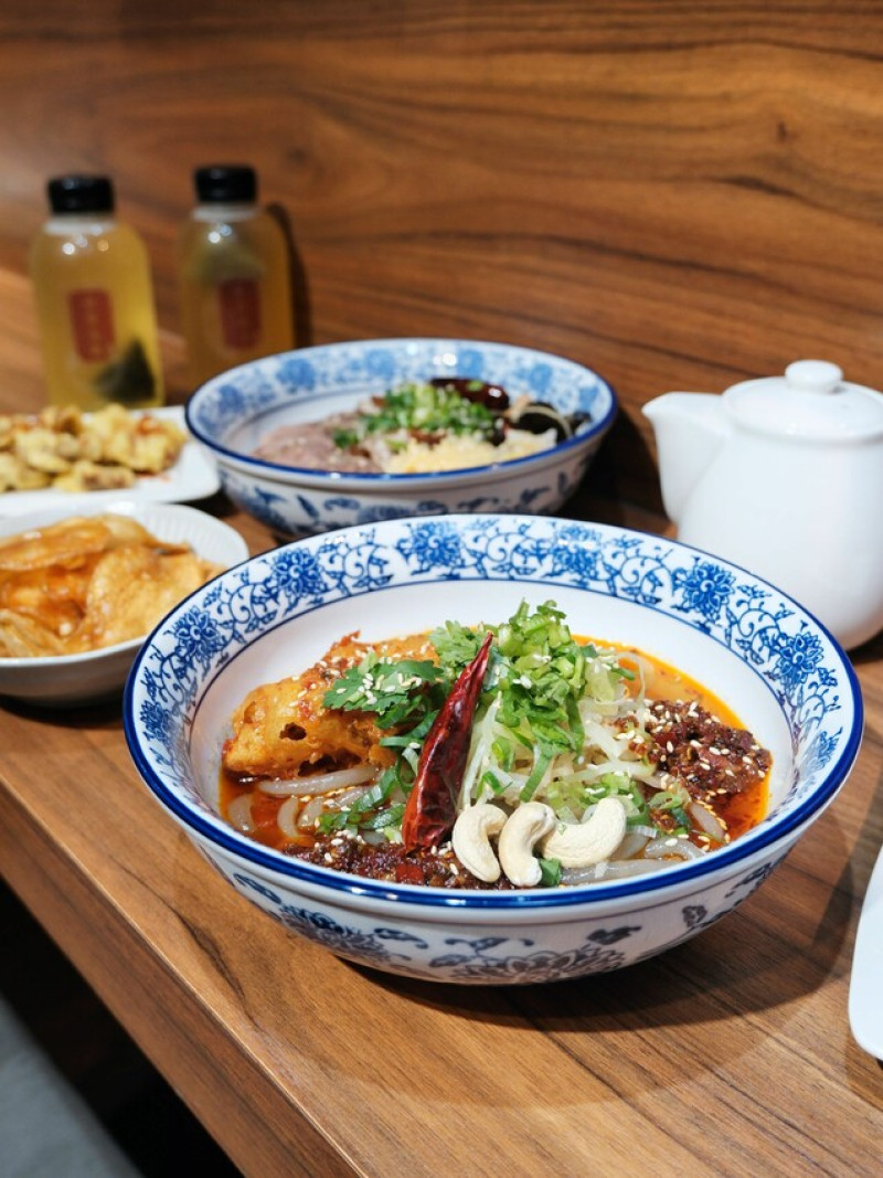 [台中西屯] 川辛拌味麵-大墩創始店｜台中必吃正宗川味酸辣粉｜濃郁雞湯免費喝｜吃麵送1隻冰棒｜必點小酥肉｜份量十足 - 萍姐愛分享
