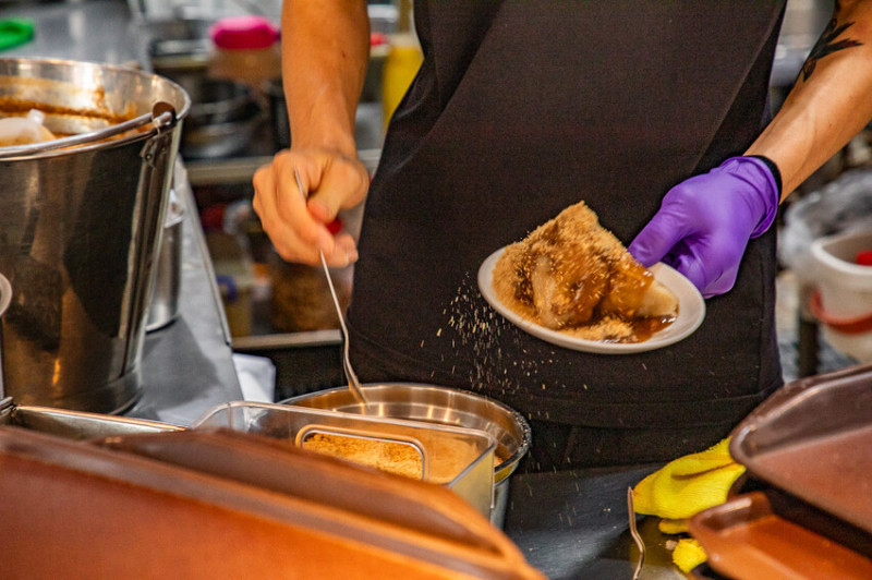 高雄市鹽埕區肉粽泰Tai｜在地經營70年南部粽王者，灑滿滿花生粉的好吃肉粽