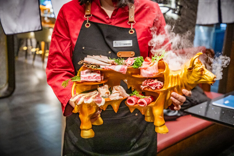 桃園市桃園區太夯小燒肉餐酒館｜新開幕！超浮誇大金牛燒肉套餐，營業到凌晨的燒肉餐酒館