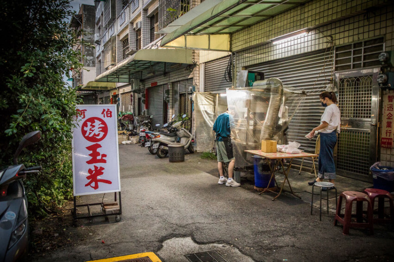嘉義市西區嘉義阿伯烤玉米｜秤重烤玉米竟然這麼便宜！深藏小巷有爆米花香的阿伯炭火烤玉米