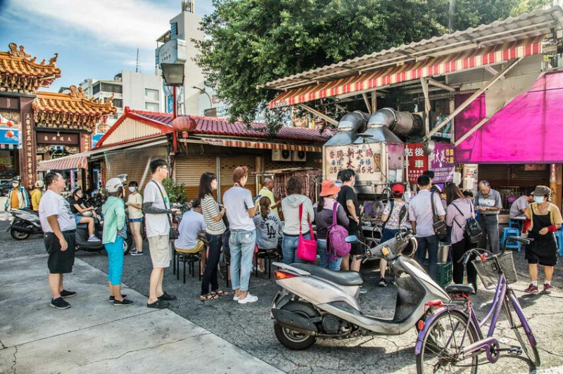 高雄市三民區新大港大腸香腸｜同時烤幾十條香腸都來不及賣！廟口五十年歷史香腸老攤