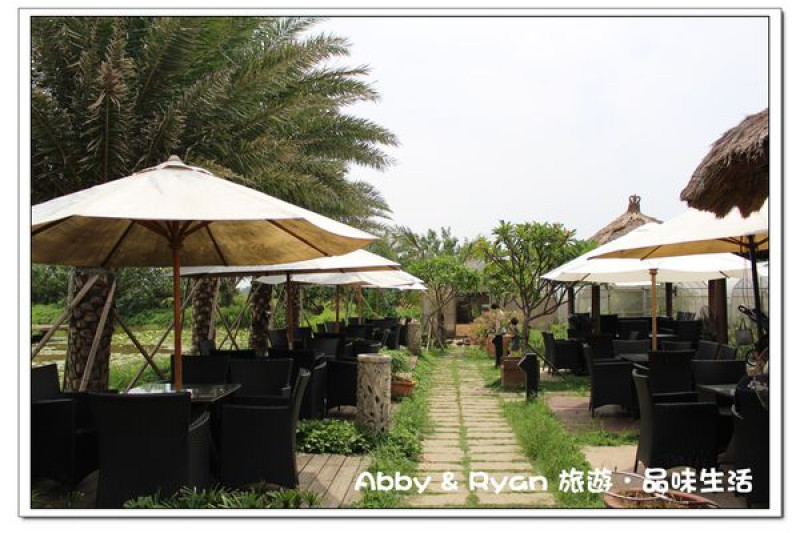 【桃園景點】莫內咖啡景觀餐廳~濃厚的南洋渡假風．彷彿讓你有置身於峇里島的錯覺～來這裡渡過悠閒的午後吧！這裡也是重機的休息站跟集聚地哦～