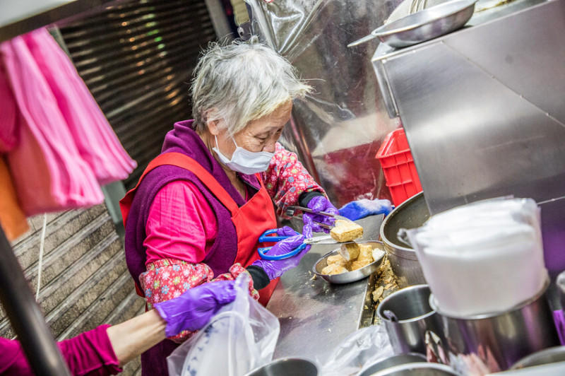 台北市士林區華榮臭豆腐｜郭董也愛吃！白髮老奶奶的好吃臭豆腐