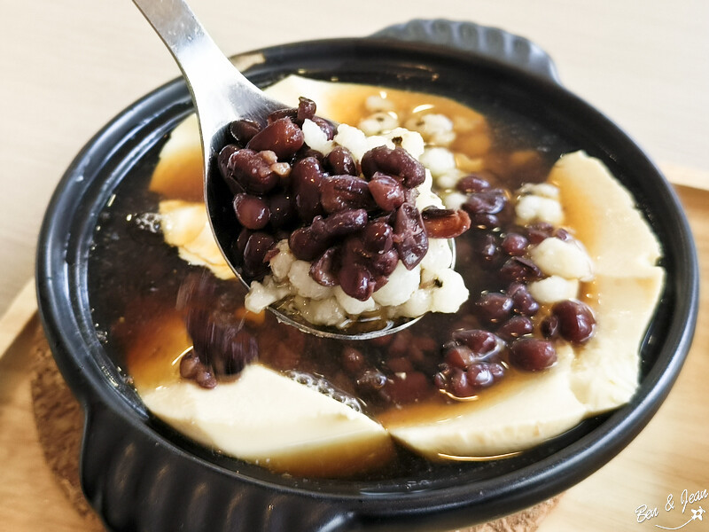 宜蘭縣宜蘭市原來豆花》夜市裏的文青豆花店，鍋燒豆花不錯吃