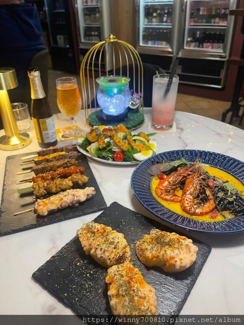 新北市板橋區新北/板橋【The Wild Boar 野豬精釀啤酒餐酒館】一間融合了美食與美酒的餐酒館，提供早、午、晚餐的全方位