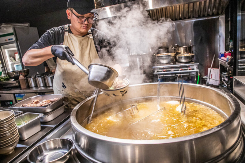 桃園市桃園區牛山清燉牛肉麵｜超巨大湯鍋燉煮牛肉！零負評，網稱最強清燉牛肉麵
