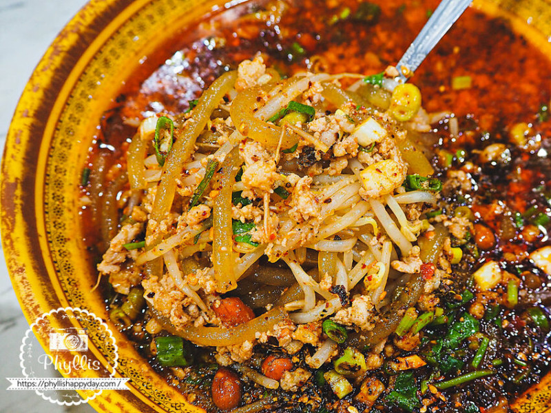 『重慶手工酸辣粉-桃鶯店 』｜來自重慶的老闆娘自製酸辣粉｜一口接一口的驚喜｜內用外帶兩相宜｜還有料理包等你帶回家｜桃園酸辣粉 - 相片中的菲莉絲