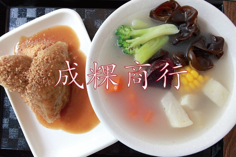 高雄市苓雅區吃。高雄美食｜苓雅區。「成粿商行」幾位年輕人研發創立這間專賣傳統古早味美食，有賣碗粿、肉粽、排骨蔬菜