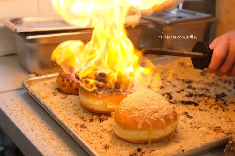 嘉義爆紅燒糖甜甜圈，炙燒火烤超爆餡！