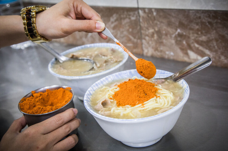 新北市三重區北港龍門鴨肉羹｜全力以赴加辣粉！無時無刻都在排隊的老牌鴨肉焿