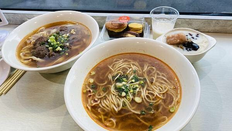 台北超高CP值牛肉麵店！豆花、豆漿無限吃到飽「麵大廚延吉店」最低120元開吃。