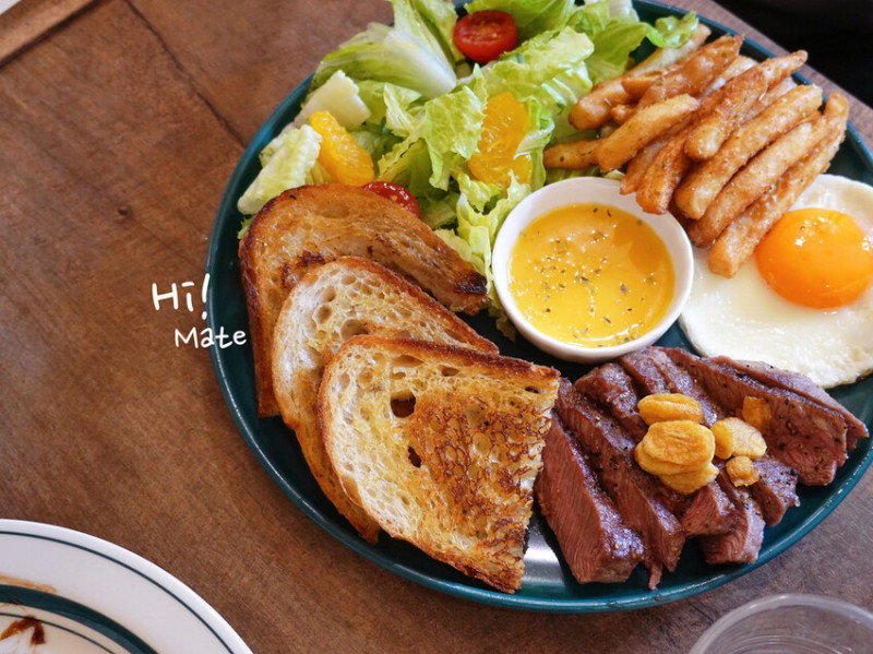 劍潭不限時早午餐推薦，HI MATE澳式早餐盤與酥香酸種麵包