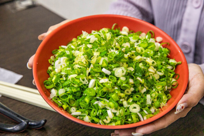 新北市八里區八里香小吃館｜整碗都是三星蔥！藏身巷弄大份量超狂蔥辣拌麵