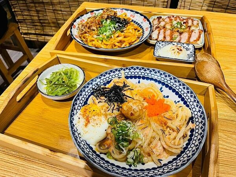 美食推薦【小小麥-高雄中山】 必排的人氣屋台風日料店｜必吃招牌料理! 大推麻奶明太子鮮貝烏龍麵。