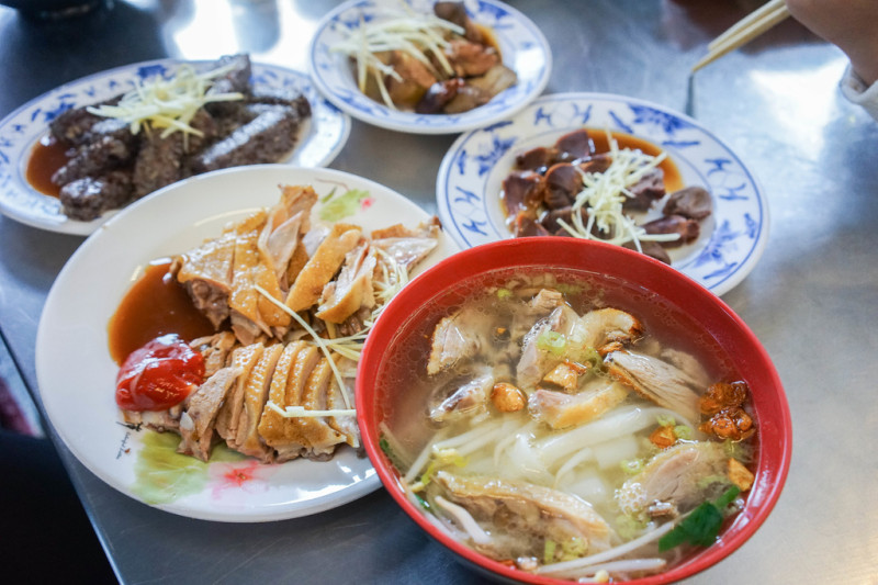 『魔王在吃 金城鴨肉專門店』高雄新興區 從小到大必吃的懷念味道 鴨肉麵湯頭鮮美好吃 高雄捷運-中央公園站『內文有店家資訊』