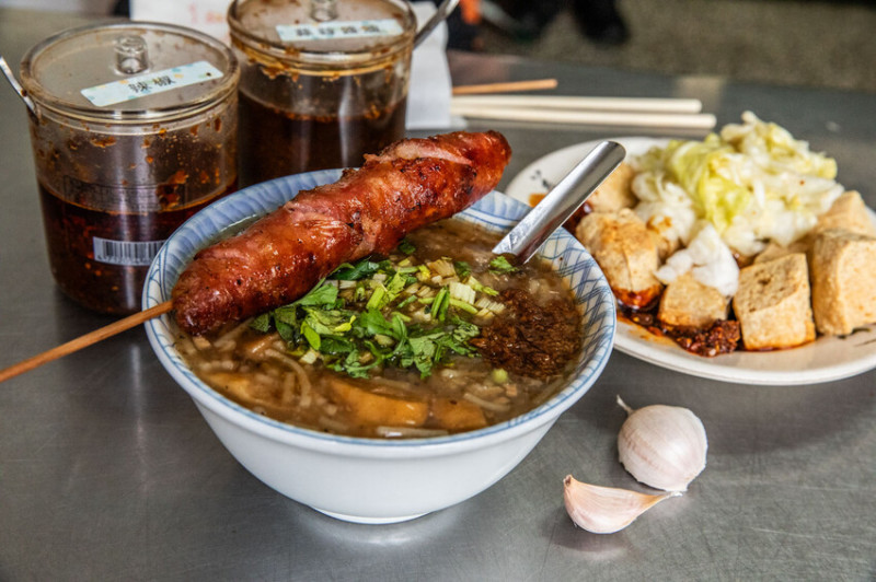 宜蘭縣宜蘭市阿扁米粉羹｜米粉焿加香腸超絕配！在地六十年歷史老字號米粉羹