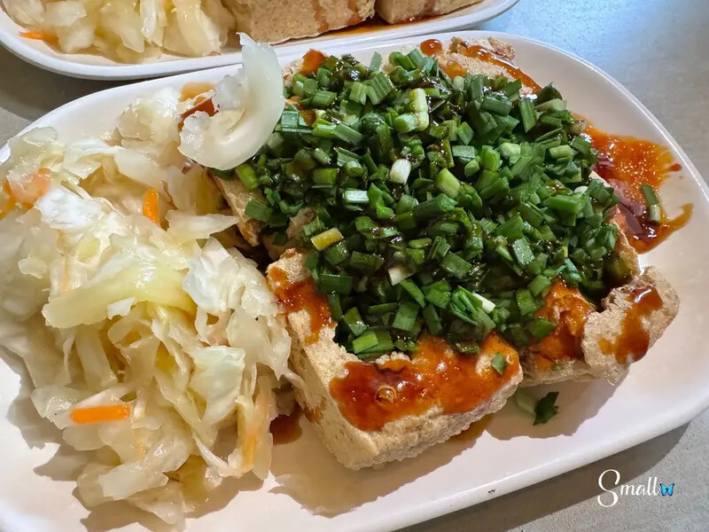 誰到花蓮還沒吃過韭菜臭豆腐? 市區好吃推薦【胖嘟嘟臭豆腐】新鮮韭菜鋪好鋪滿，皮蛋臭豆腐口味新奇，香酥炸豆包也令人難忘｜花蓮美食