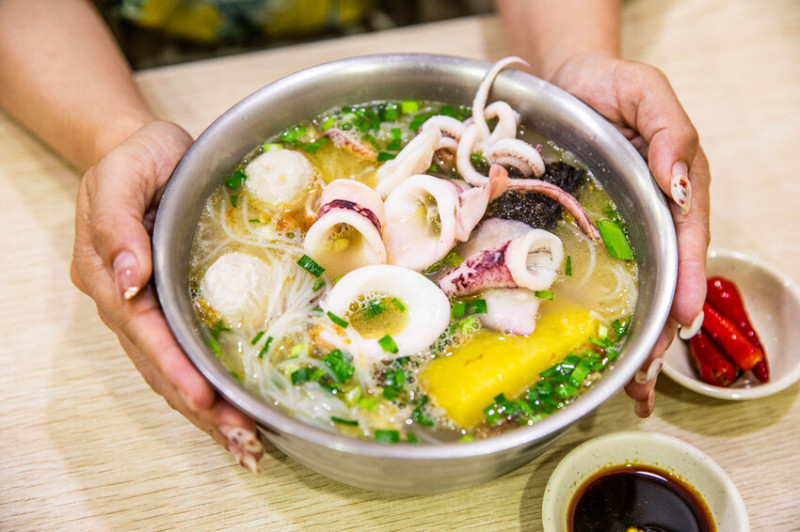 花蓮縣花蓮市職饗雞湯小卷米粉｜吃一碗就飽啦！滿滿配料大碗公濃郁雞湯小卷米粉