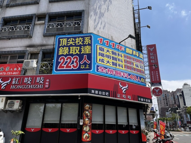 桃園市桃園區【桃園排餐】平價台式牛排好選擇【紅吱吱牛排】麵包濃湯吐司爆米花通通自助吧，排餐只要170元起