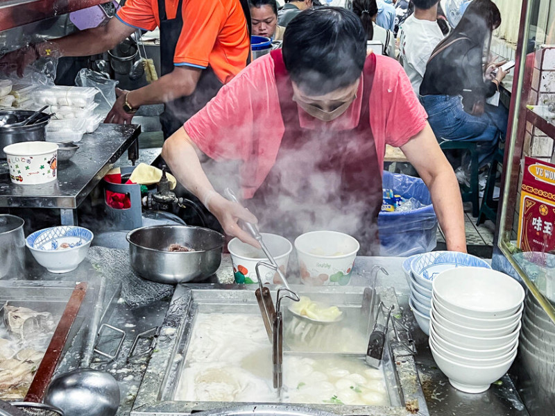 新竹市北區老陳家中央市場糯米水餃｜無時無刻都大排長龍！七十年老字號糯米水餃、餛飩