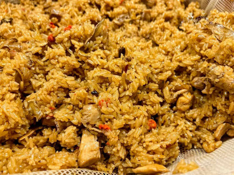 桃園市八德區八德興仁夜市美食推薦│職人手作油飯：麻油雞肉油飯香氣四溢，四神湯料多實在，排隊也要吃！