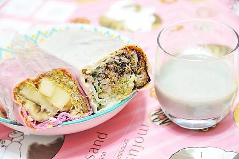 彰化輕食推薦，員濃豆漿 苜蓿芽卷，健康早餐的選擇，非基改黃豆製作的豆漿，新鮮蔬果捲成的苜蓿芽卷，吃的健康，吃的安心