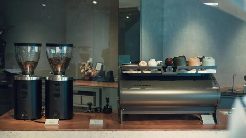 【台南 安平】極簡空間的KAPISIU KOFFEE 單人沙發座位I人超友善