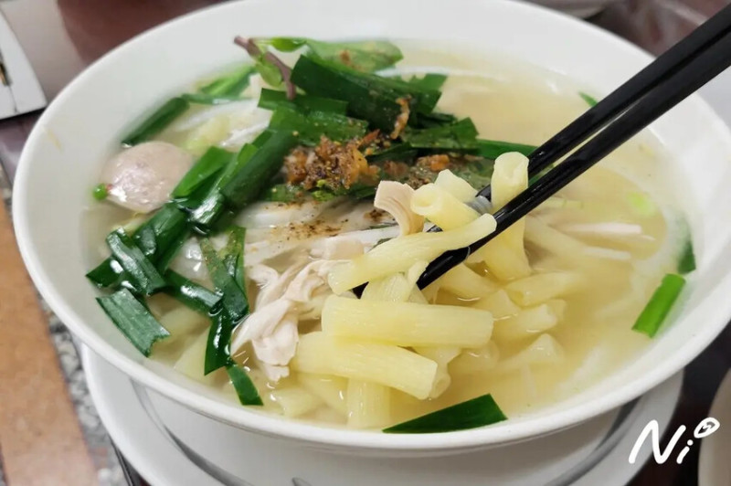 [嘉義東區]阿英的店越南小吃。雞肉湯通心粉/鮮蝦生春捲/芋頭炸春捲。這大骨湯只要40元？！平價好吃的越南料理 #嘉義東市場