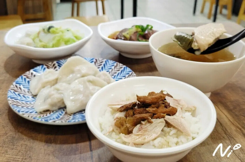 [嘉義西區]波波食堂。招牌雞魯飯/剝皮辣椒雞湯/麻辣鴨血/手工剝皮辣椒豬肉水餃 #國華街 #文化路夜市