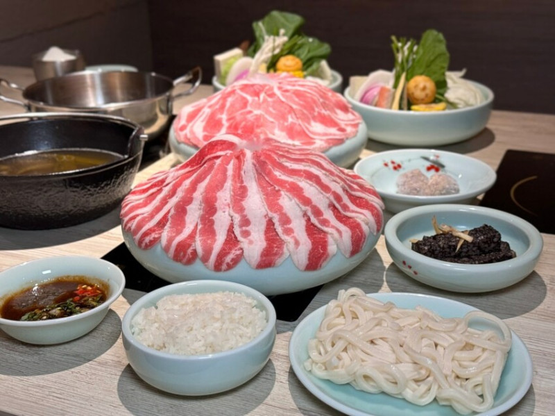板橋火鍋【台式新潮鍋物 旺鍋】雙人大份量肉肉套餐千元有找！ - 雁雁｜美食 旅遊 生活娛樂