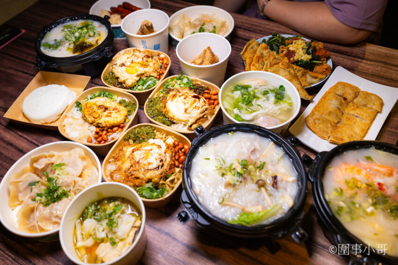 龜山林口美食小吃-麵東北，社區裡的小店卻充滿著濃濃的香氣與人情味，大推一碗酸菜湯搭配炸蛋滷肉飯，再來個驢打滾就完美了。