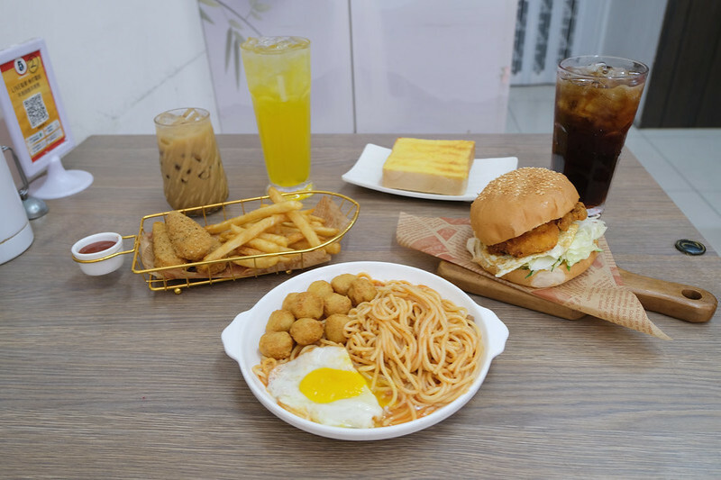 新北八里早餐｜姆姆漢堡早午餐店，卡拉雞腿堡只要$60，便宜好吃、在地人推薦早餐！