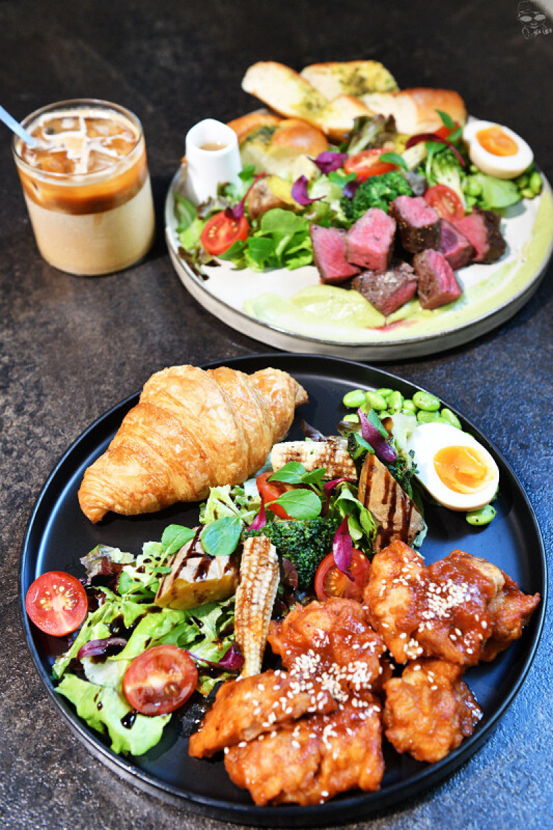 【台中早午餐】入厝 Entry Coffee & Bistro，漫步台中火車站週邊，老宅工業風裝修餐廳，白天早午餐，晚上餐酒館，精緻餐點讓人驚艷，還可預約包場聚會呦^^