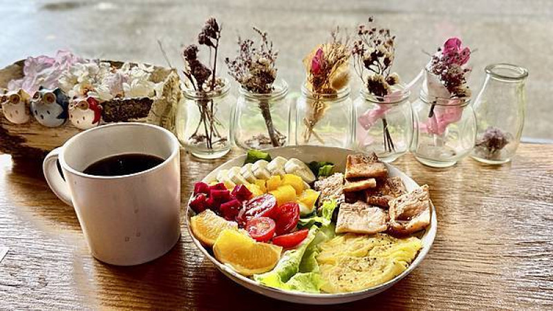 林口A8平價有質感早餐【明治倉庫】精緻擺盤享受滿滿儀式感/隱身在巷弄內銅板美食/招牌必點水果優格沙拉盤餐/林口長庚周邊美食/林口早午餐推薦