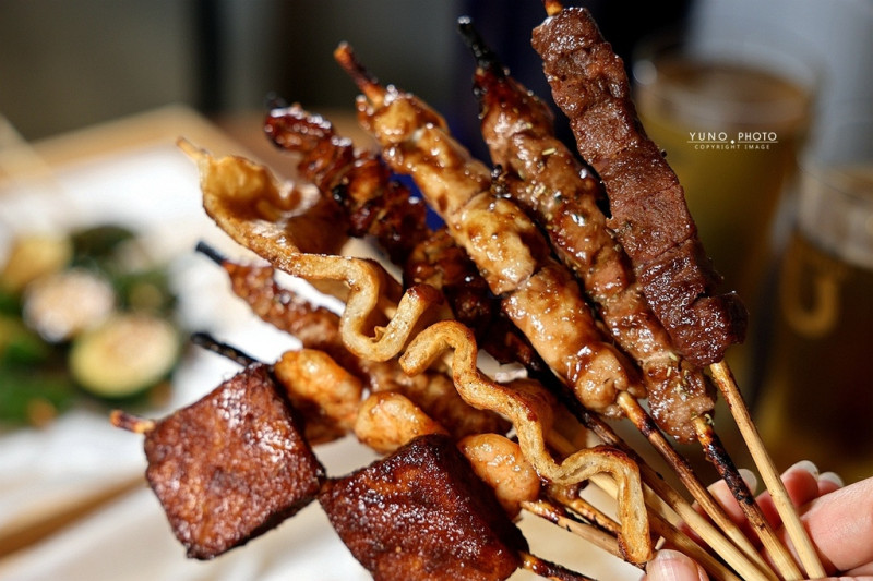 台中宵夜必吃串燒！蜜醬燒烤蜂蜜醬料串燒30元開吃，飲料無限喝到飽。