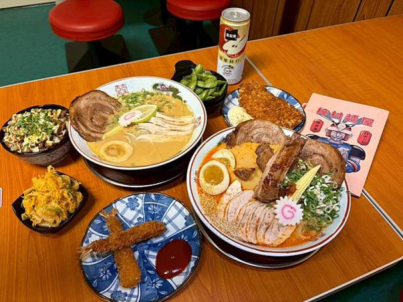 高雄拉麵推薦【梓村麵屋-高雄鼎中店】獨具匠心的湯頭，每一口濃郁都喝得出滿滿對食材用心的堅持。