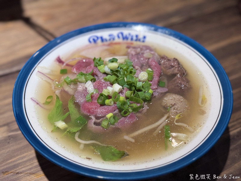 羅東美食新亮點！Phở Wild越式生牛肉河粉，道地越南風酥脆越式法國麵包。