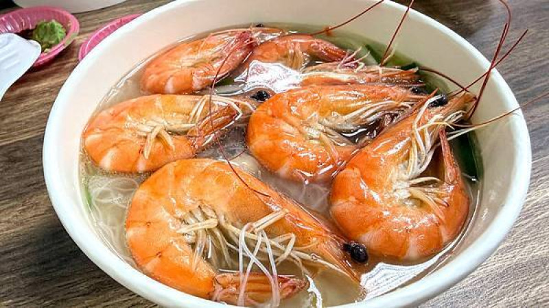 萬里新開平價海鮮餐廳【漁聞樂小卷米粉】萬里白宮行館旁/百元初就能吃到海鮮料理/招牌必點滿滿的鮮蝦米粉只要120元CP值爆表/萬里CP值高海鮮餐廳