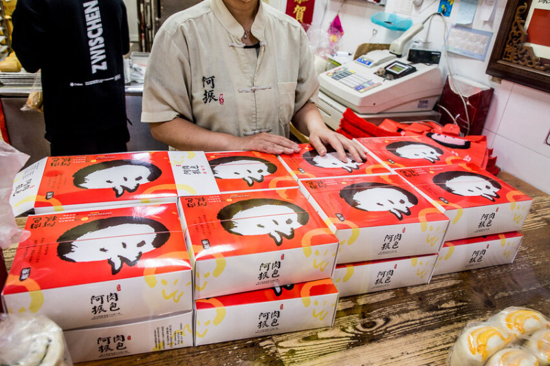 彰化縣鹿港鎮阿振肉包｜一買十幾盒這家大戶最多！觀光客超愛買的香菇肉包
