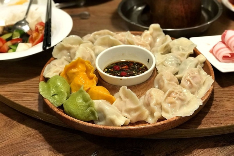 [水餃．搶鍋麵．桌菜]不需要沾醬的無敵水餃真的蠻無敵．水餃店裡隱藏桌菜包廂記得要預約．無敵水餃