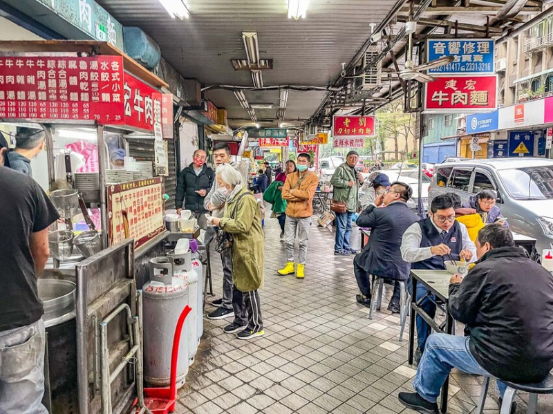 台北市萬華區富宏牛肉麵｜天天大爆滿，免費加湯加麵還附可樂！奇蹟般存在的百元牛肉麵