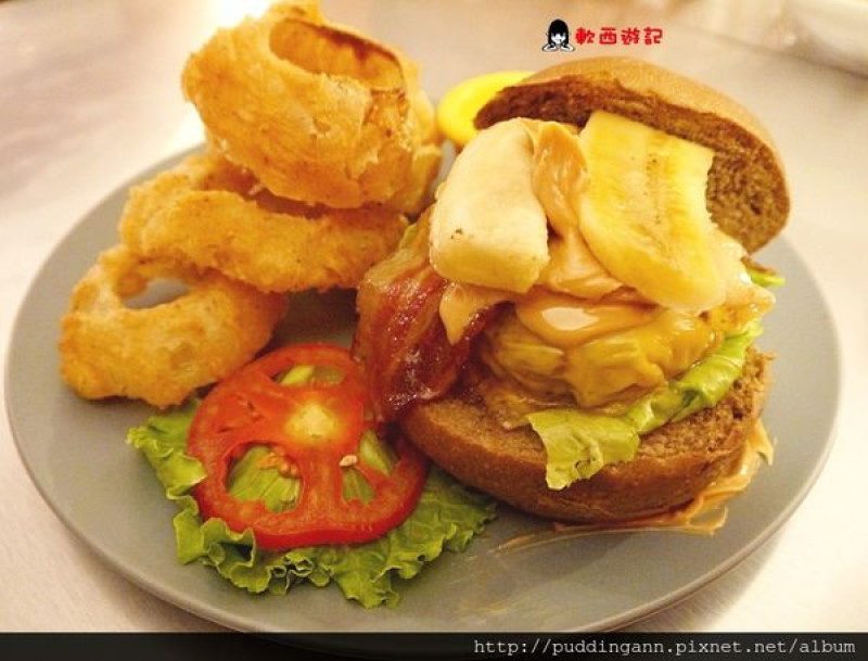[食記]台北永康 Cozi Burger 可喜漢堡 三兄弟超特別花生醬培根香蕉招牌漢堡 可喜可賀義大利麵也好吃份量十足