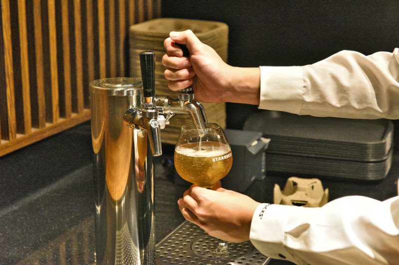 [台北內湖] 星巴克不只喝咖啡，還有精釀咖啡啤酒，肯亞蜜柚酒花艾爾啤酒香氣迷人超順口！