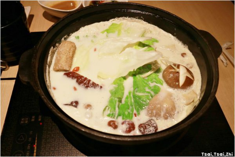 [台北大安]聚北海道昆布鍋-台北誠品敦南店|冬の限定！香醇濃郁北海道牛奶鍋|特選肋眼、精緻時蔬拼盤+海鮮漿、抹茶奶酪、梅子風味醋、桑葚冰沙