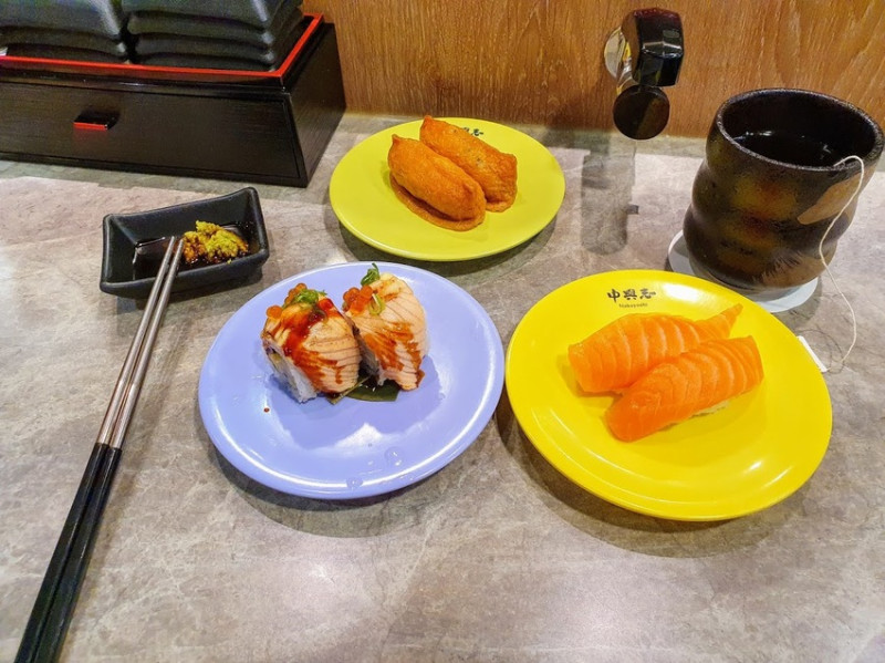 [食]台北 中島水產新鮮美味 喝口梨山茶 吃口美味壽司  中與志迴轉壽司 遠東SOGO台北復興館