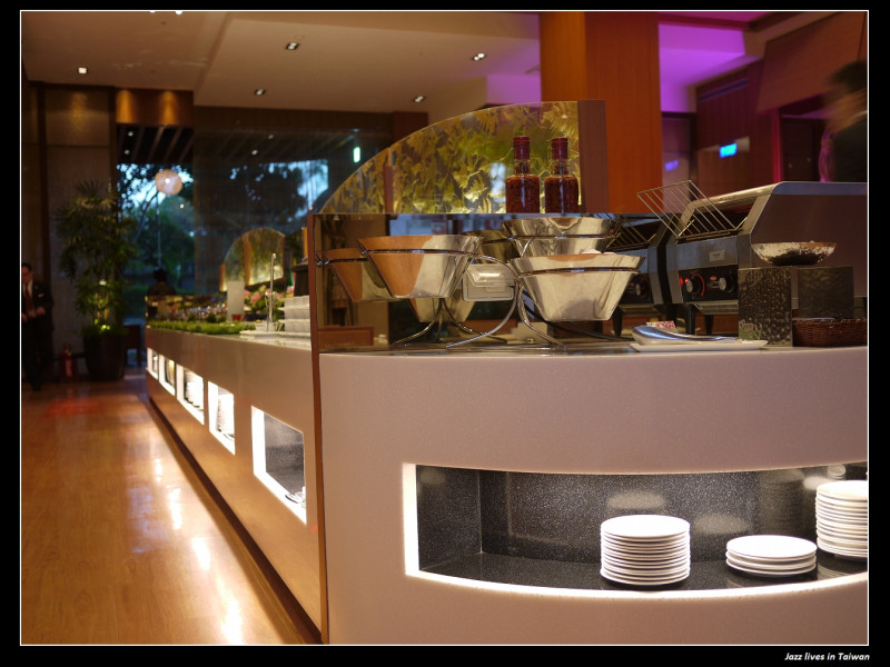 [美麗信花園酒店雨林餐廳]數十道晚餐中, 最讓我喜歡的是現切烤肋眼, 但最讓我驚艷的竟然是拉麵